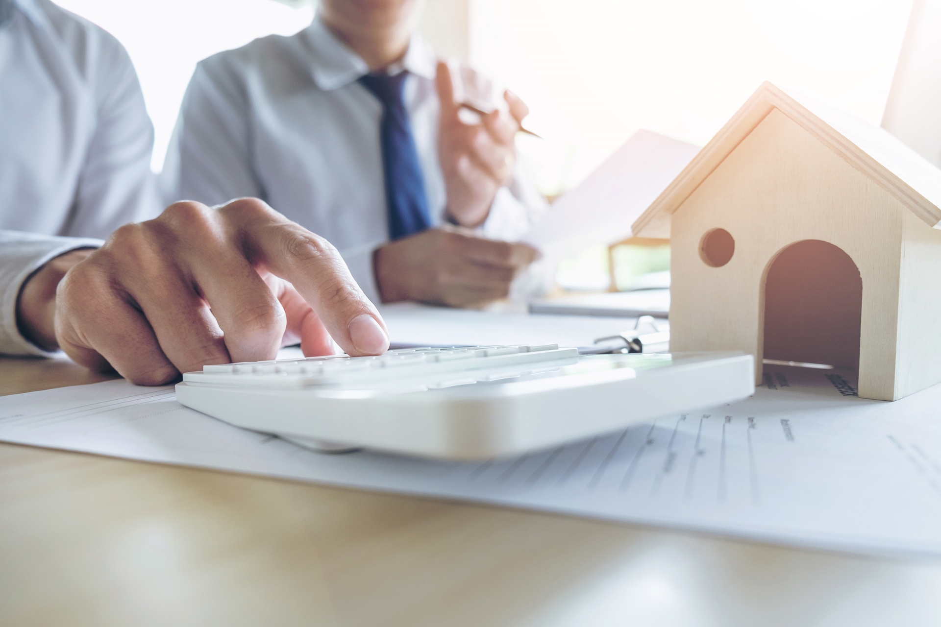 台中房屋貸款可以向「銀行」或「民間借貸機構」申請，各自擁有不同特色。